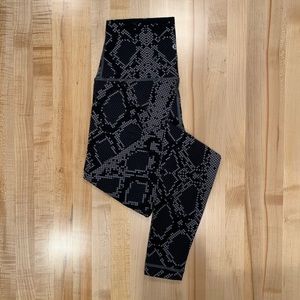 Lululemon Wunder Under Hi-Rise Tight in size 6